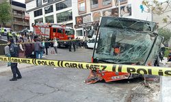 İzmir'de Belediye Otobüsü Bahçe Duvarına Çarptı: 10 Yaralı