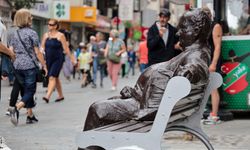 'Bir Baba Hindi' Çarşı'ya Geri Döndü
