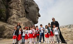 Atatürk Maskı'ndaki Sergiye Miniklerden Ziyaret