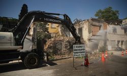 Konak'ta Tehlike Saçan İki Binanın Yıkımı Gerçekleşti