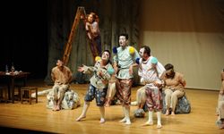 Karşıyaka Belediye Tiyatrosu 'Vahşi Komedi' ile Perde Açtı