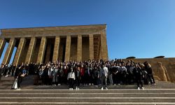 Genç İzmirliler Anıtkabir'i Ziyaret Etti