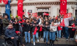 İzmir'in 24 Saat Yaşayan Kitap Kafe ve Kütüphanesi Açıldı