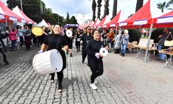 İzmir'de Festival Havasında Kadınlar Günü Kutlaması