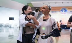 93. İEF'e İnsansı Robot Sophia Damga Vurdu