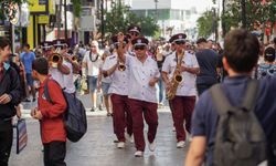 Karşıyaka Belediye Bandosu'ndan Coşku Dolu Sokak Konserleri