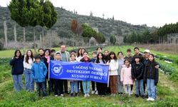 Kuşadası Belediyesi'nden ÇYDD'li Öğrencilere Karne Hediyesi