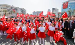 İzmir'de 23 Nisan Coşkusu: Cumhuriyet Meydanı Rengarenk
