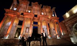 Celsus Kütüphanesi'nde Mehtaplı Gece ve İtalyan Aryaları
