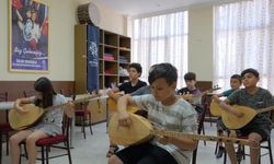 Aydınlı Gençler Yaz Kurslarıyla Bağlama Öğreniyor