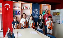 Aydınlı Minikler Yaz Tatilinde Keman Öğreniyor