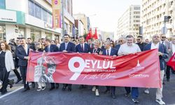 İzmir'de Geleneksel Zafer Yürüyüşü Yapıldı
