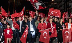 Kuşadası'nda Cumhuriyet Coşkusu Geceye Taşındı