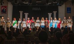 Kuşadası Belediye Tiyatrosu'nda Perde 'Kadınların Savaşı' ile Açıldı