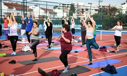Kuşadalılar Tenis Kulübü'nde Hep Birlikte Yoga Yaptı