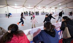 İzmir'in Yeni Yıl Festivali'nde Buzda Kayma Keyfi