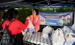 Kuşadası'nda Beslenme Çantalarını Belediye Dolduruyor