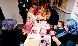 Bornova'da Minik Eller Tezgah Başında