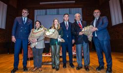 İzmir'de Uğur Mumcu İçin Görkemli Anma