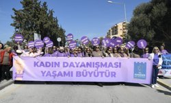 Kuşadası'nda 8 Mart Korteji: Dayanışma Yaşatır