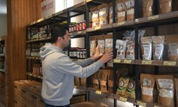 Kuşadalı Kadınların El Emeği Ada Market Raflarında Değerleniyor