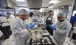 Konak'ın Temiz Kalpli Şeflerinden Down Sendromuna 'Tatlı' Farkındalık