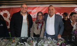 Bozdoğan'da 8 Mart Geleneği: Başkan Özel Kadınlara Çiçek Dağıttı