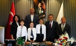 Başkan Zencirci Koltuğu da Yetkiyi de Çocuklara Devretti