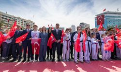 İzmir'de 19 Mayıs Coşkusu: Cumhuriyet Meydanı'nda Resmi Tören Yapıldı