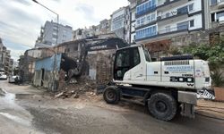Konak'ta Metruk Bina Yıkımları Tam Gaz