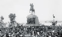 Gazi Heykeli Coşkun Merasimle Açıldı | Son Posta - 27 Temmuz 1932