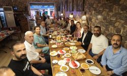 Başkan Mutlu, Tarihi Çarşı'da Esnafla Buluştu: "Kemeraltı, En Büyük Zenginliğimiz"