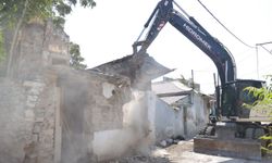 Konak'ta Güvenliği Tehdit Eden Metruk Yapılar Tek Tek Yıkılıyor