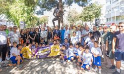 Konak'ta Vefa Dolu Buluşma: Metin Oktay Heykeli Önünde Anıldı