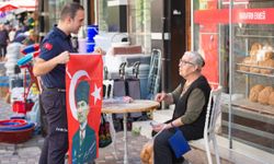 Narlıdere'de Cumhuriyet Bayramı Öncesinde Esnafa Bayrak Dağıtıldı