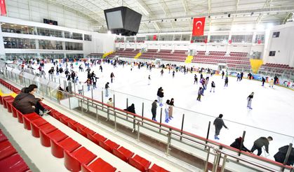 İzmir'de Karneyi Alan Buz Pistine Koştu