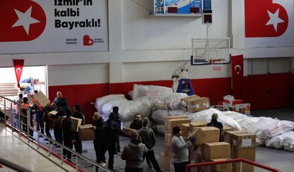 Bayraklı'dan Deprem Bölgesine 4 Tır Dolusu Yardım