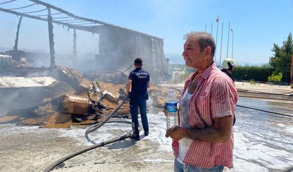 Manisa'da Seyir Halindeki TIR'ın Dorsesi Yandı