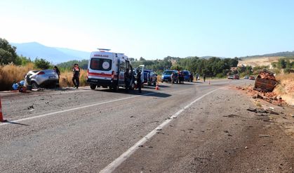 Tuğla Yüklü TIR'la Çarpışan Otomobildeki 2 Kişi Öldü