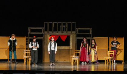 Gaziemir'in Çocukları Tiyatro Sahnesinde Büyüyor