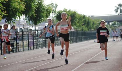 Karşıyaka'da '19 Mayıs Atletizm Yarışları' Yapıldı