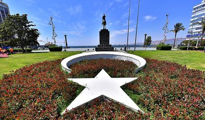 İzmir'in Cadde ve Meydanları Çiçek Açtı