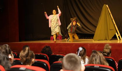 İzmir Şehir Tiyatroları Bandırma'da Sahne Aldı