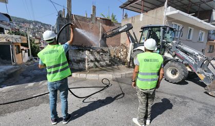 Konak'ta Tehlike Saçan Metruk Binalar Yıkılıyor