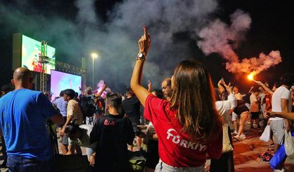 İzmir'in Meydanlarında Çeyrek Final Coşkusu