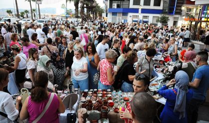 Karşıyaka Çarşısı 'El Emeği Gece Pazarı' ile Şenlendi