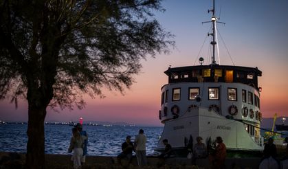 İzmir'in Eşsiz Gün Batımında Körfez Turları Başladı