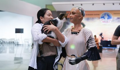 93. İEF'e İnsansı Robot Sophia Damga Vurdu