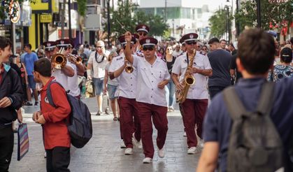 Karşıyaka Belediye Bandosu'ndan Coşku Dolu Sokak Konserleri