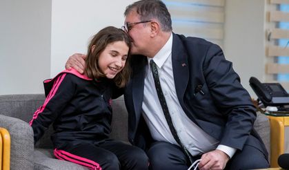 Başkan Tugay'dan Paralimpik Yüzücü Miray'a Davet